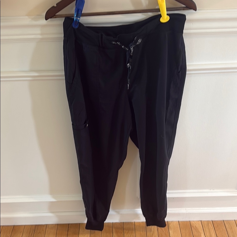 Women’s jogger scrubs